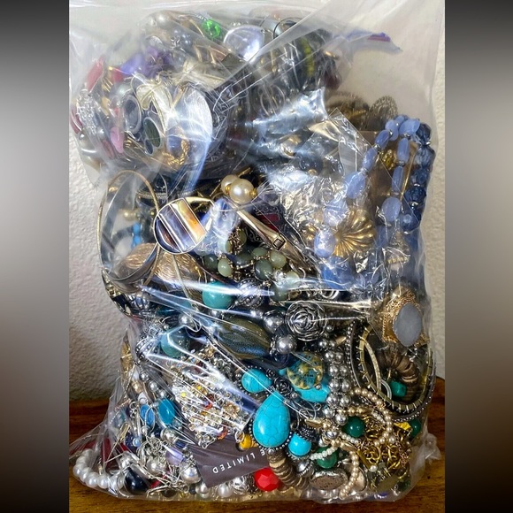 ⚜️ Belle du Jour Blowout ⚜️ 3 LB Jewelry Jackpot – Dainty to Dramatic! - Picture 6 of 8